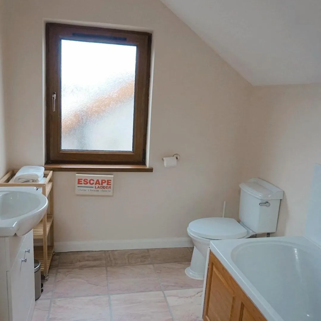 Laxey Place Maisonette East Belfast -Private Parking, Transport Links